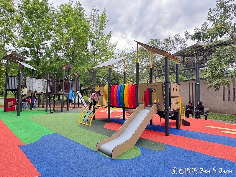 宜蘭縣員山鄉【宜蘭員山公園】大小磨石子溜滑梯、新式遊具、戰車公園、忠烈祠、木棧道生態池、環山步道