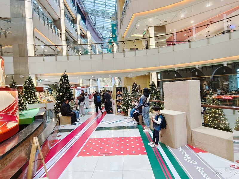 桃園市中壢區2024大江購物中心》2024年最美室內聖誕裝置藝術，Z世代購物首選！好拍、好逛、好好吃！全年免費停車，就在