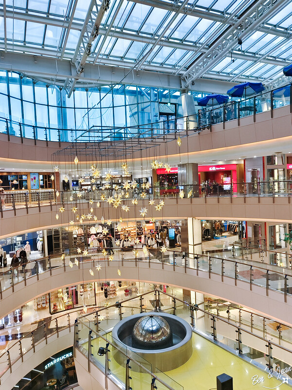 桃園市中壢區2024大江購物中心》2024年最美室內聖誕裝置藝術，Z世代購物首選！好拍、好逛、好好吃！全年免費停車，就在