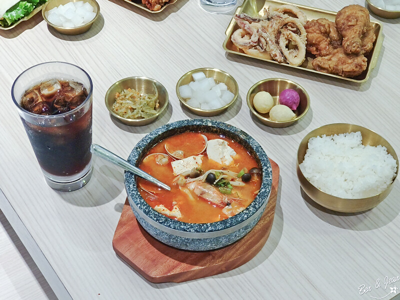 桃園市中壢區2024大江購物中心》2024年最美室內聖誕裝置藝術，Z世代購物首選！好拍、好逛、好好吃！全年免費停車，就在