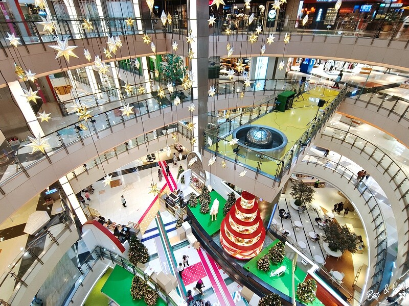 桃園市中壢區2024大江購物中心》2024年最美室內聖誕裝置藝術，Z世代購物首選！好拍、好逛、好好吃！全年免費停車，就在