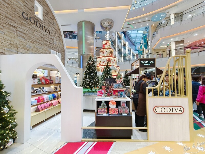 桃園市中壢區2024大江購物中心》2024年最美室內聖誕裝置藝術，Z世代購物首選！好拍、好逛、好好吃！全年免費停車，就在