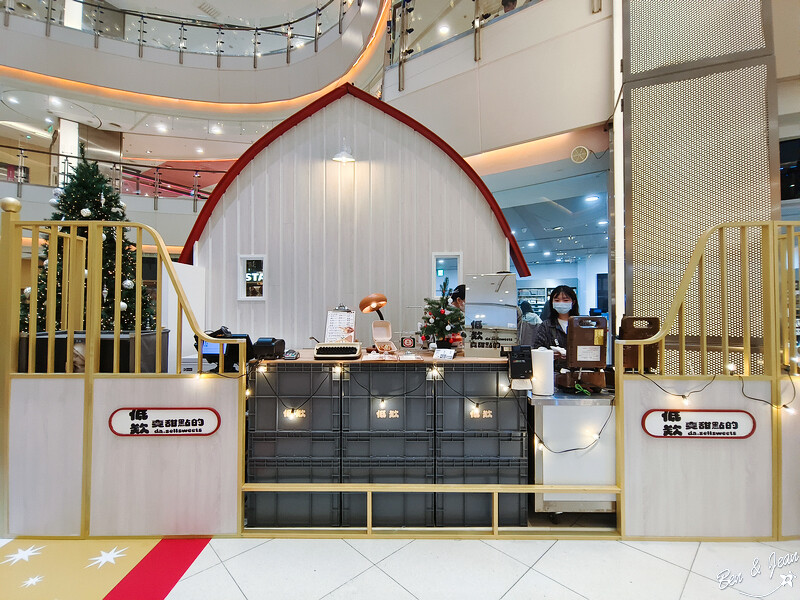 桃園市中壢區2024大江購物中心》2024年最美室內聖誕裝置藝術，Z世代購物首選！好拍、好逛、好好吃！全年免費停車，就在