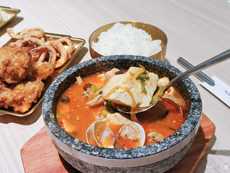 桃園市中壢區2024大江購物中心》2024年最美室內聖誕裝置藝術，Z世代購物首選！好拍、好逛、好好吃！全年免費停車，就在