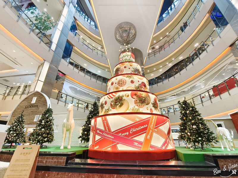 桃園市中壢區2024大江購物中心》2024年最美室內聖誕裝置藝術，Z世代購物首選！好拍、好逛、好好吃！全年免費停車，就在