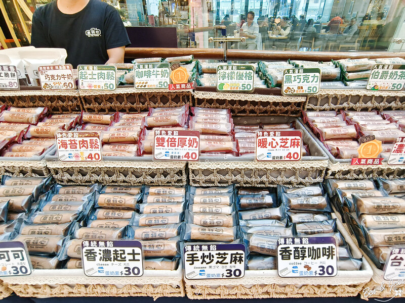 桃園市中壢區2024大江購物中心》2024年最美室內聖誕裝置藝術，Z世代購物首選！好拍、好逛、好好吃！全年免費停車，就在