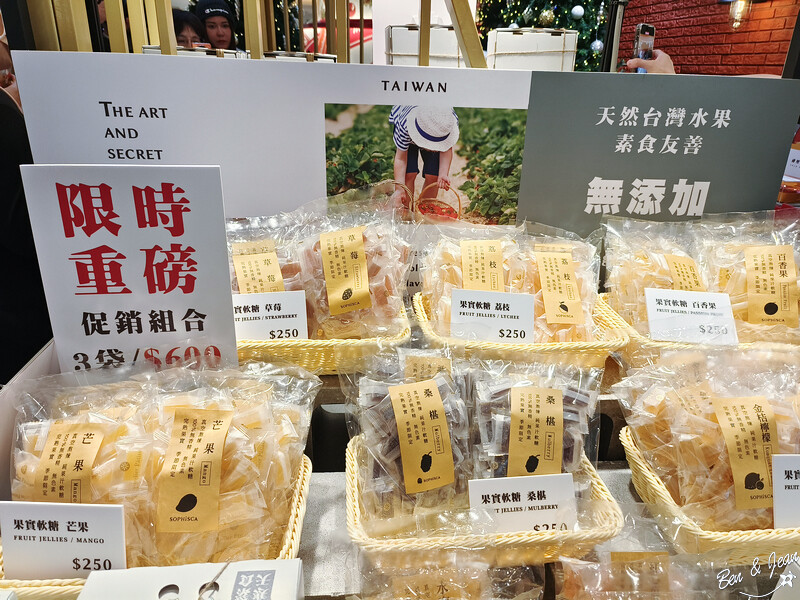 桃園市中壢區2024大江購物中心》2024年最美室內聖誕裝置藝術，Z世代購物首選！好拍、好逛、好好吃！全年免費停車，就在