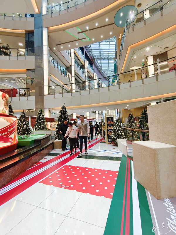 桃園市中壢區2024大江購物中心》2024年最美室內聖誕裝置藝術，Z世代購物首選！好拍、好逛、好好吃！全年免費停車，就在