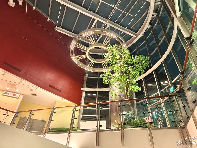 桃園市中壢區2024大江購物中心》2024年最美室內聖誕裝置藝術，Z世代購物首選！好拍、好逛、好好吃！全年免費停車，就在