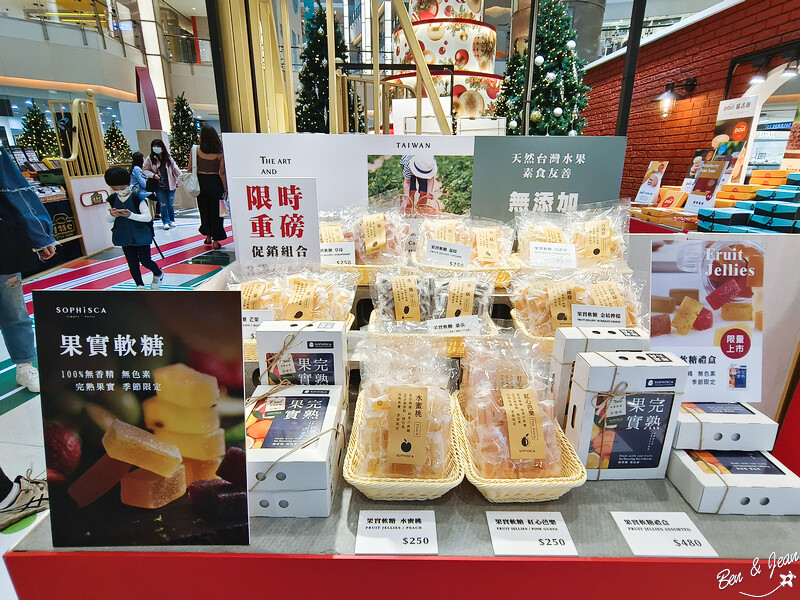 桃園市中壢區2024大江購物中心》2024年最美室內聖誕裝置藝術，Z世代購物首選！好拍、好逛、好好吃！全年免費停車，就在