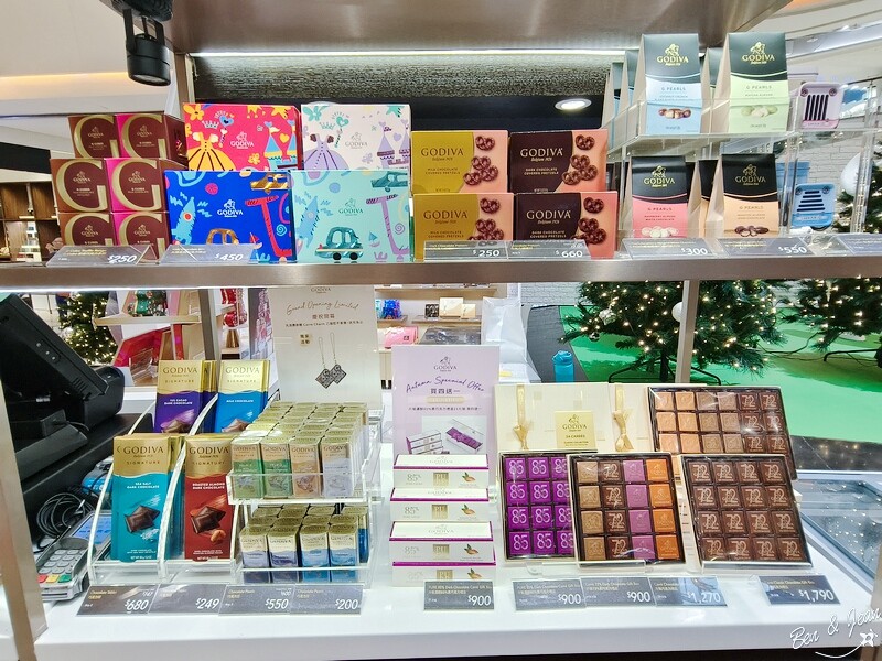 桃園市中壢區2024大江購物中心》2024年最美室內聖誕裝置藝術，Z世代購物首選！好拍、好逛、好好吃！全年免費停車，就在