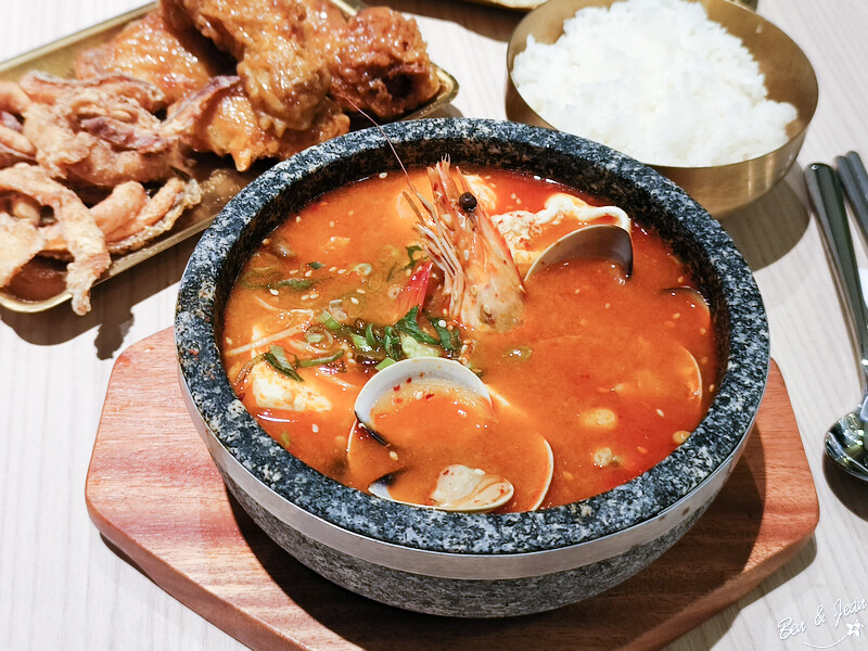 桃園市中壢區2024大江購物中心》2024年最美室內聖誕裝置藝術，Z世代購物首選！好拍、好逛、好好吃！全年免費停車，就在