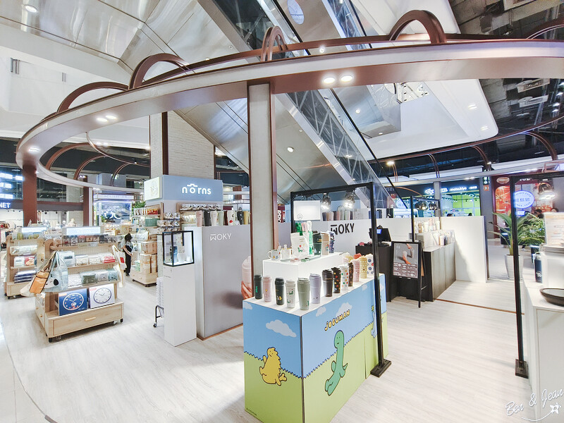 桃園市中壢區2024大江購物中心》2024年最美室內聖誕裝置藝術，Z世代購物首選！好拍、好逛、好好吃！全年免費停車，就在