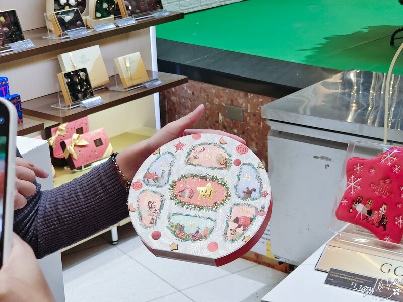 桃園市中壢區2024大江購物中心》2024年最美室內聖誕裝置藝術，Z世代購物首選！好拍、好逛、好好吃！全年免費停車，就在