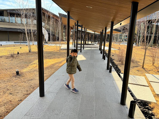 日本【2024東京親子行】輕井澤英迪格酒店 Hotel Indigo Karuizawa。浴缸面河景房親子入住心得 輕井澤住宿推薦