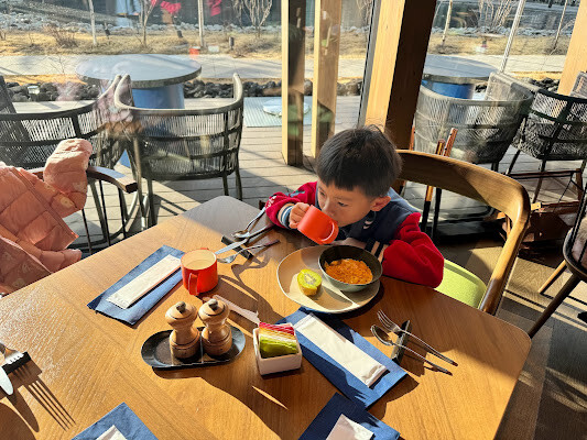 日本【2024東京親子行】輕井澤英迪格酒店 Hotel Indigo Karuizawa。浴缸面河景房親子入住心得 輕井澤住宿推薦