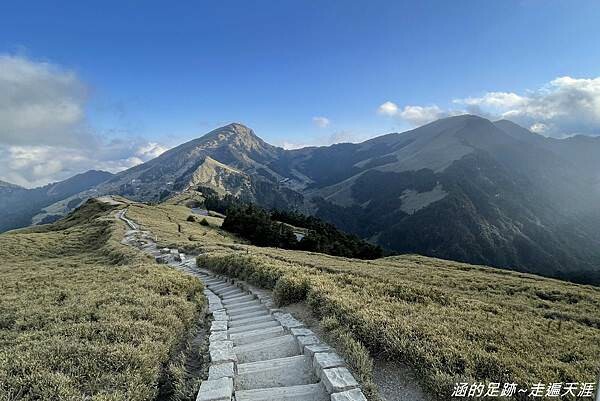 石門山 ~ 最輕鬆的百岳，群山環繞視野極佳，山頂美麗的高山杜鵑 (文內有2025合歡山杜鵑花季資訊)