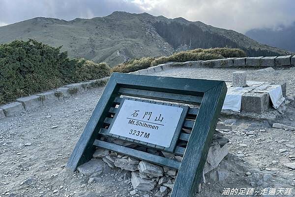 石門山 ~ 最輕鬆的百岳，群山環繞視野極佳，山頂美麗的高山杜鵑 (文內有2025合歡山杜鵑花季資訊)