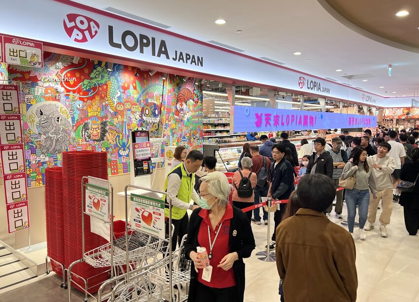 台北市南港區，日本超市LOPIA-LaLaport南港店，推薦握壽司、A5黑毛和牛烤肉串