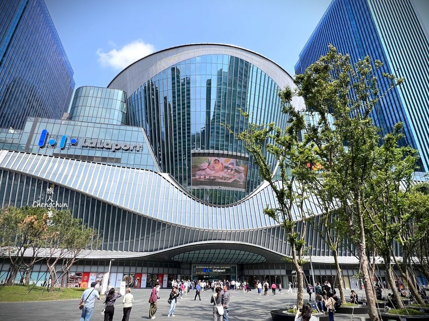 台北市南港區，日本超市LOPIA-LaLaport南港店，推薦握壽司、A5黑毛和牛烤肉串