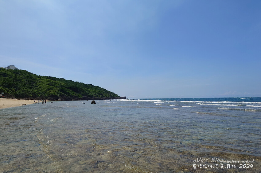 屏東縣琉球鄉【小琉球景點】蛤板灣有著台版威尼斯沙灘之美稱，海水清澈見底，參與潮間帶活動看見海膽、陽隧足、硨磲貝、海葵、海參等等生物，還可以親手觸摸體驗觸感。小琉球旅行