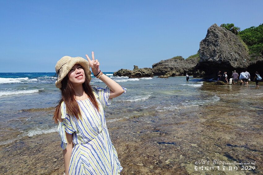 屏東縣琉球鄉【小琉球景點】蛤板灣有著台版威尼斯沙灘之美稱，海水清澈見底，參與潮間帶活動看見海膽、陽隧足、硨磲貝、海葵、海參等等生物，還可以親手觸摸體驗觸感。小琉球旅行