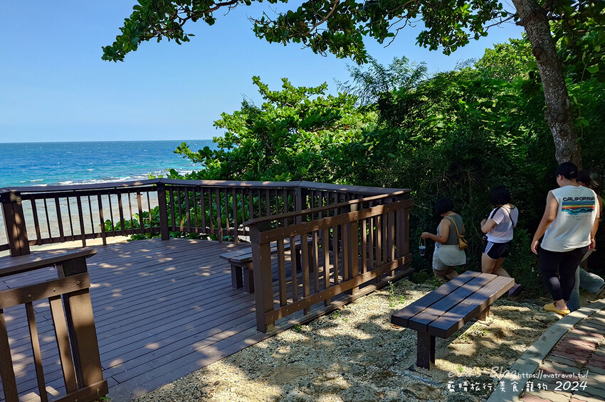 屏東縣琉球鄉【小琉球景點】蛤板灣有著台版威尼斯沙灘之美稱，海水清澈見底，參與潮間帶活動看見海膽、陽隧足、硨磲貝、海葵、海參等等生物，還可以親手觸摸體驗觸感。小琉球旅行