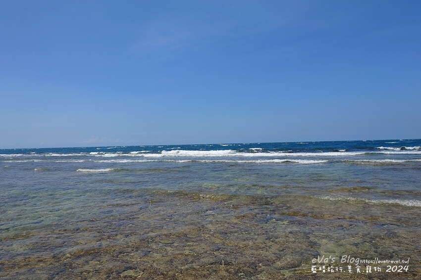 屏東縣琉球鄉【小琉球景點】蛤板灣有著台版威尼斯沙灘之美稱，海水清澈見底，參與潮間帶活動看見海膽、陽隧足、硨磲貝、海葵、海參等等生物，還可以親手觸摸體驗觸感。小琉球旅行