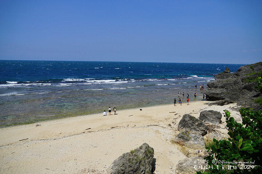 屏東縣琉球鄉【小琉球景點】蛤板灣有著台版威尼斯沙灘之美稱，海水清澈見底，參與潮間帶活動看見海膽、陽隧足、硨磲貝、海葵、海參等等生物，還可以親手觸摸體驗觸感。小琉球旅行