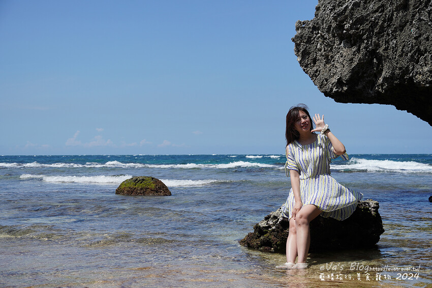 屏東縣琉球鄉【小琉球景點】蛤板灣有著台版威尼斯沙灘之美稱，海水清澈見底，參與潮間帶活動看見海膽、陽隧足、硨磲貝、海葵、海參等等生物，還可以親手觸摸體驗觸感。小琉球旅行