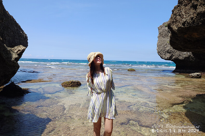 屏東縣琉球鄉【小琉球景點】蛤板灣有著台版威尼斯沙灘之美稱，海水清澈見底，參與潮間帶活動看見海膽、陽隧足、硨磲貝、海葵、海參等等生物，還可以親手觸摸體驗觸感。小琉球旅行