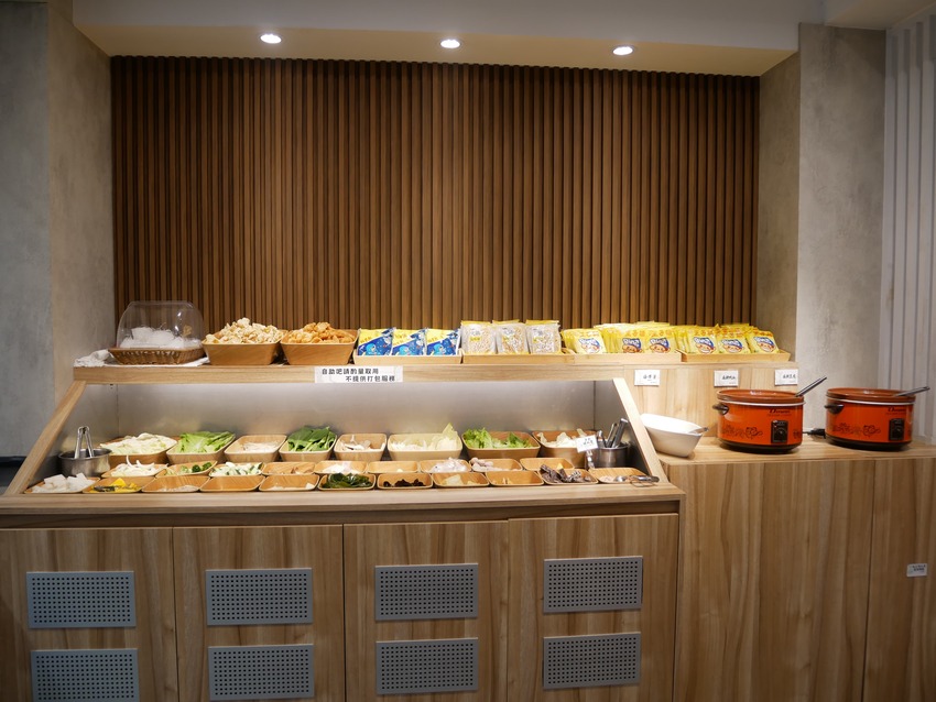 鐵了心火鍋(苗栗竹南店 )- 288元起享蔬食自助吧,提供12種湯頭、多樣肉品搭配,當月壽星招待「生日肉蛋糕」ヾ(@⌒ー⌒@)ノ