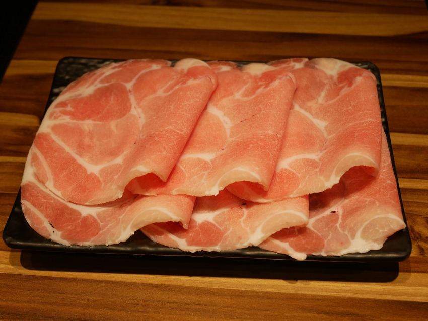 鐵了心火鍋(苗栗竹南店 )- 288元起享蔬食自助吧,提供12種湯頭、多樣肉品搭配,當月壽星招待「生日肉蛋糕」ヾ(@⌒ー⌒@)ノ