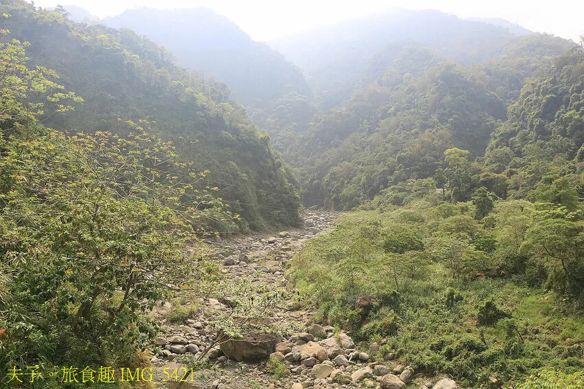 南投瑞龍瀑布園區 空中觀瀑平台 瀑布近在咫尺彷彿觸手可及