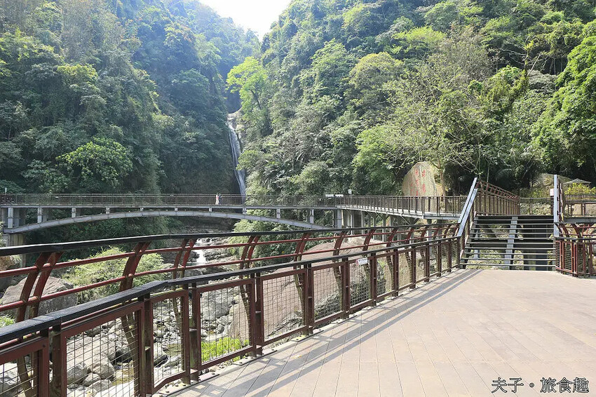 南投瑞龍瀑布園區 空中觀瀑平台 瀑布近在咫尺彷彿觸手可及
