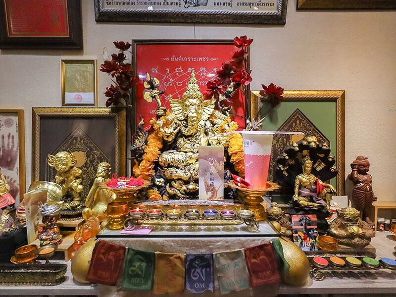 新竹市東區象神居 新竹四面佛！信仰與靈性的交會點泰國蠟燭、佛牌聖物、法力刺青一次了解！
