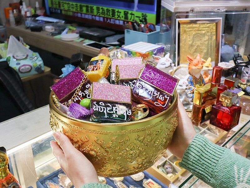 新竹市東區象神居 新竹四面佛！信仰與靈性的交會點泰國蠟燭、佛牌聖物、法力刺青一次了解！