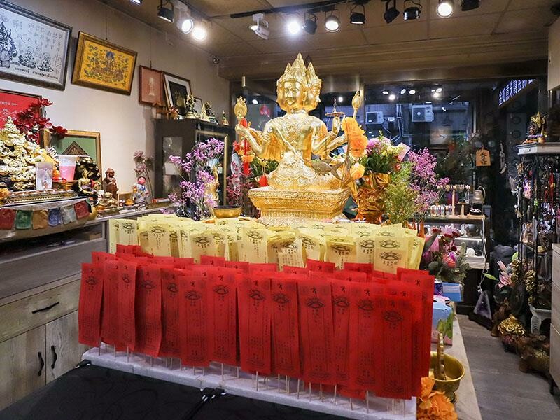 新竹市東區象神居 新竹四面佛！信仰與靈性的交會點泰國蠟燭、佛牌聖物、法力刺青一次了解！