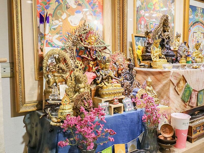 新竹市東區象神居 新竹四面佛！信仰與靈性的交會點泰國蠟燭、佛牌聖物、法力刺青一次了解！