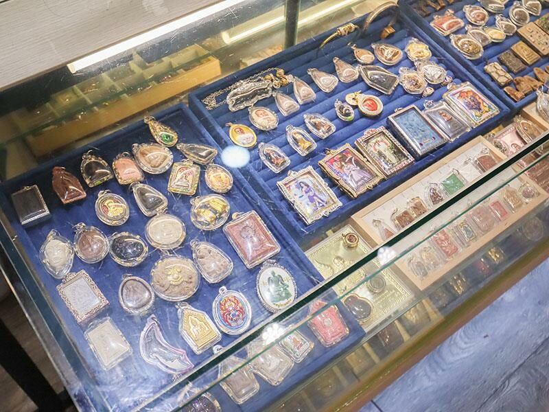 新竹市東區象神居 新竹四面佛！信仰與靈性的交會點泰國蠟燭、佛牌聖物、法力刺青一次了解！