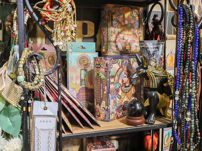 新竹市東區象神居 新竹四面佛！信仰與靈性的交會點泰國蠟燭、佛牌聖物、法力刺青一次了解！