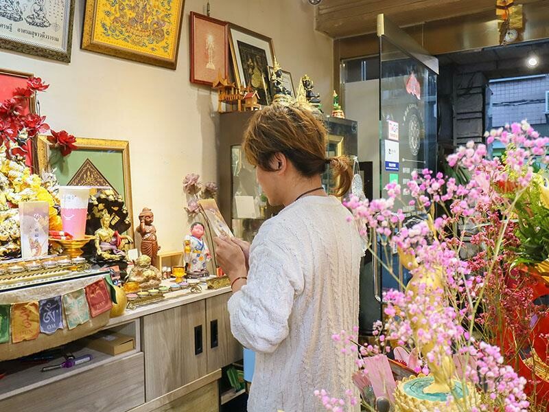 新竹市東區象神居 新竹四面佛！信仰與靈性的交會點泰國蠟燭、佛牌聖物、法力刺青一次了解！