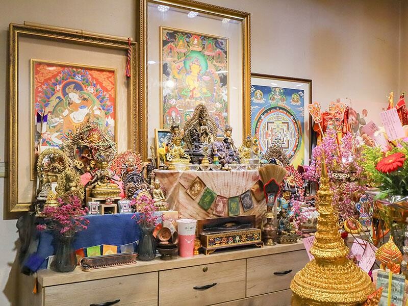 新竹市東區象神居 新竹四面佛！信仰與靈性的交會點泰國蠟燭、佛牌聖物、法力刺青一次了解！