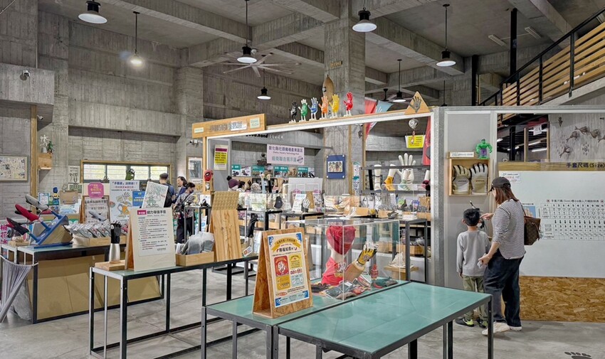 彰化縣社頭鄉彰化景點/台灣手套博物館,看世界最大的手套還能觀賞高鐵奔馳,也有不少免費遊戲可體驗!