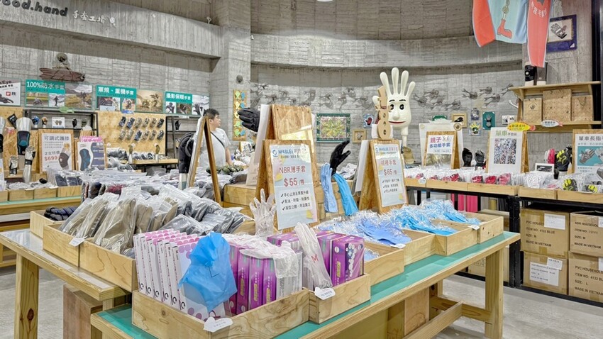 彰化縣社頭鄉彰化景點/台灣手套博物館,看世界最大的手套還能觀賞高鐵奔馳,也有不少免費遊戲可體驗!