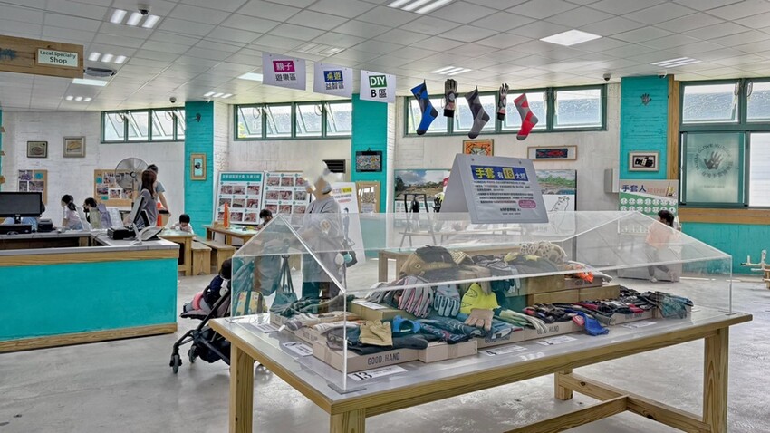 彰化縣社頭鄉彰化景點/台灣手套博物館,看世界最大的手套還能觀賞高鐵奔馳,也有不少免費遊戲可體驗!