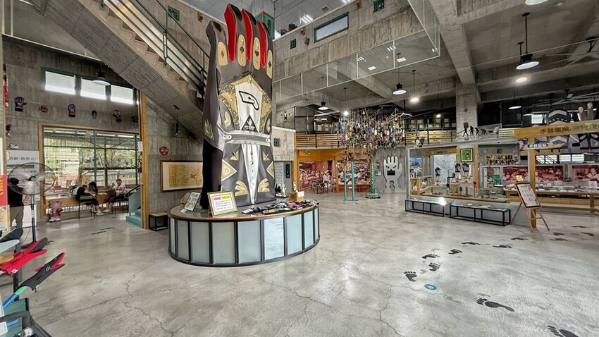 彰化縣社頭鄉彰化景點/台灣手套博物館,看世界最大的手套還能觀賞高鐵奔馳,也有不少免費遊戲可體驗!