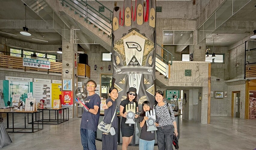 彰化縣社頭鄉彰化景點/台灣手套博物館,看世界最大的手套還能觀賞高鐵奔馳,也有不少免費遊戲可體驗!