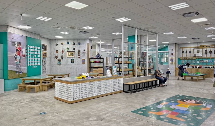 彰化縣社頭鄉彰化景點/台灣手套博物館,看世界最大的手套還能觀賞高鐵奔馳,也有不少免費遊戲可體驗!