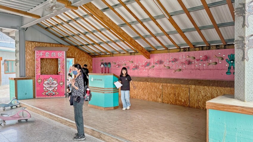 彰化縣社頭鄉彰化景點/台灣手套博物館,看世界最大的手套還能觀賞高鐵奔馳,也有不少免費遊戲可體驗!